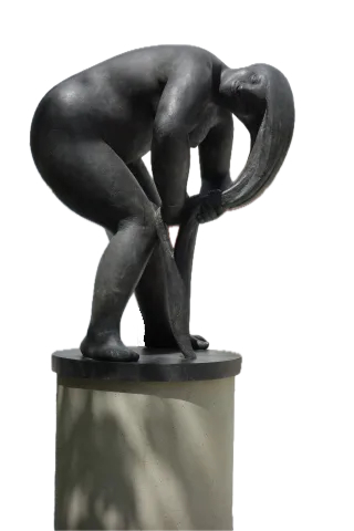 Martin Mayer: Haarwaschende. 1969, bronze, h 129 cm.