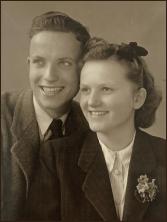 Martin Mayer 1949, next to his sister.