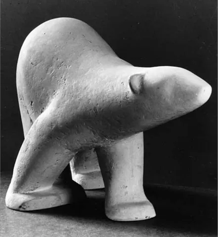 Martin Mayer: Eisbär. 1958, cement, l 46 cm.