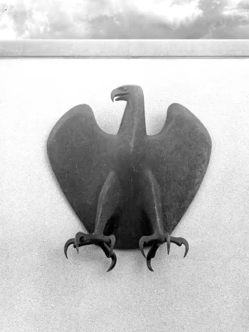 Martin Mayer: Adler. 1962, bronze, h 160 cm.