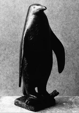 Martin Mayer: Penguin. 1963, plaster, h 38 cm.