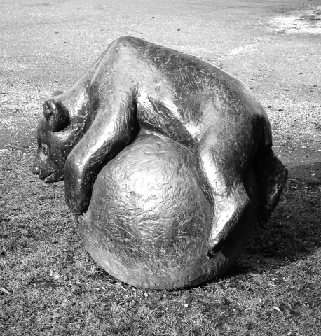 Martin Mayer: Kugelnder Bär. 1968, bronze, h 104 cm.