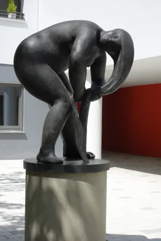 Martin Mayer: Haarwaschende. 1969, bronze, h 129 cm.