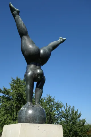 Martin Mayer: Olympia Triumphans. 1972, bronze, h 385 cm.