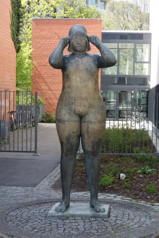 Martin Mayer: Schwimmerin. 1977, bronze, h 205 cm.