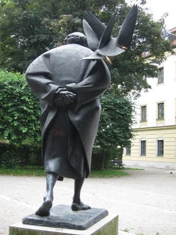 Martin Mayer: Franziskus. 1979, bronze, h 274 cm.