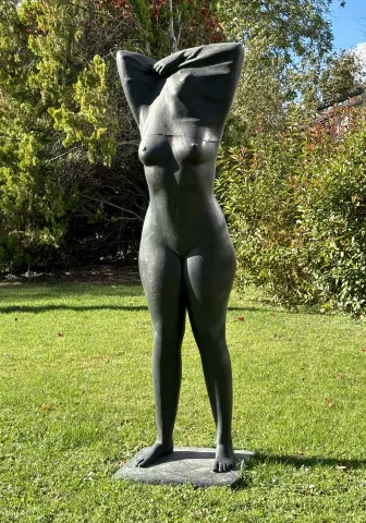 Martin Mayer: Susanna. 1982, bronze, h 210 cm.