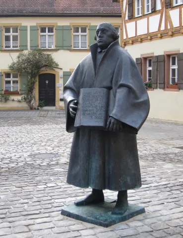 Martin Mayer: Martin Luther. 1981, bronze, h 240 cm.