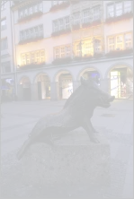 Martin Mayer: Sitzender Keiler. München. © Donald Judge